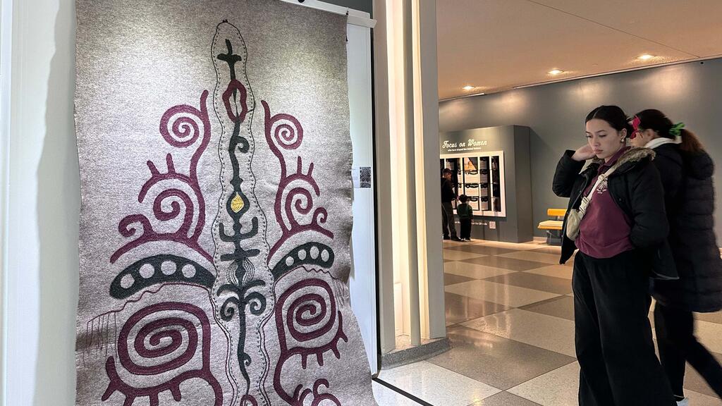 Экспозиция «Прогулка с Землей» объединяет работы из Центральной и Внутренней Азии, а так же Африки.